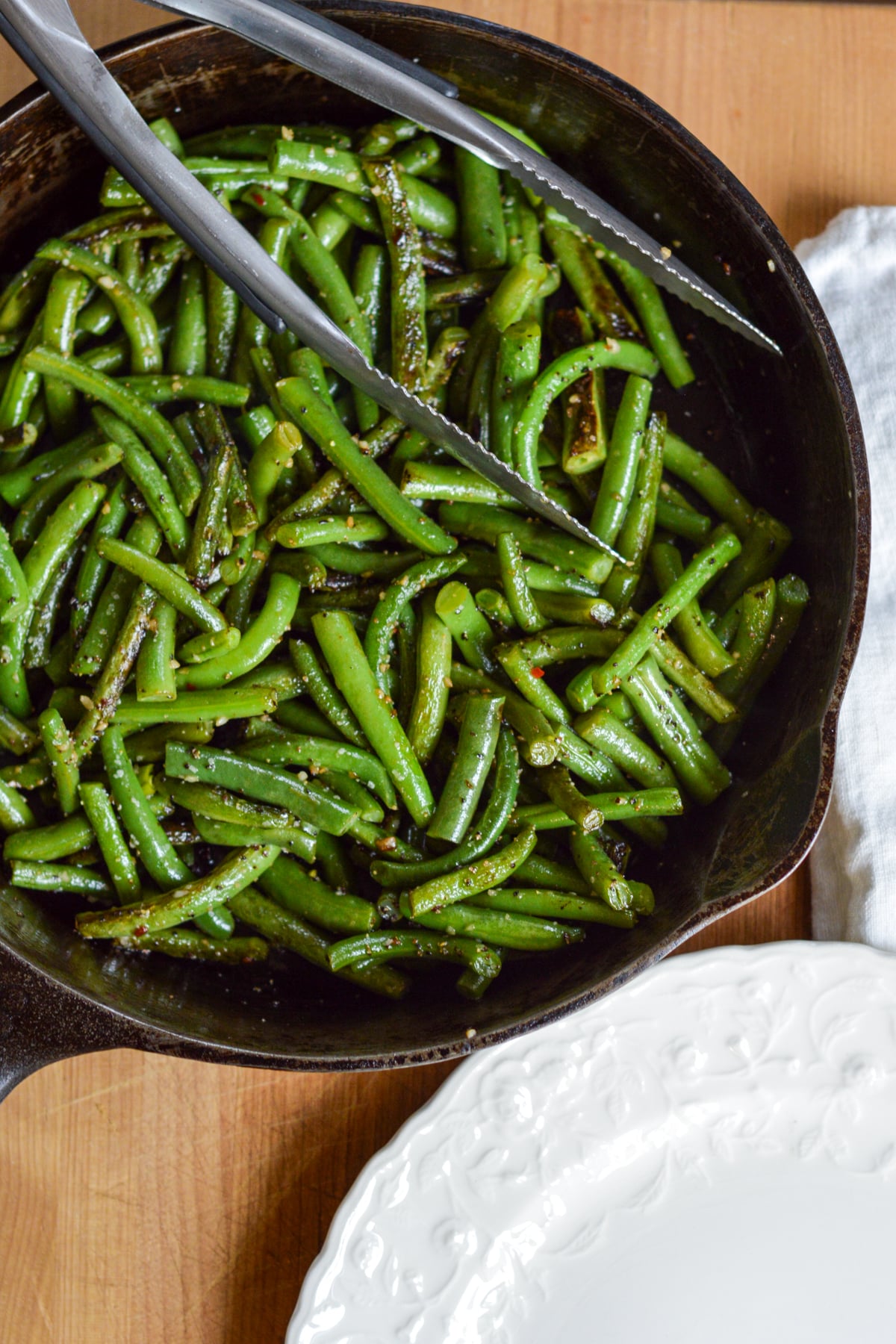 garlic green beans in cast iron skillet