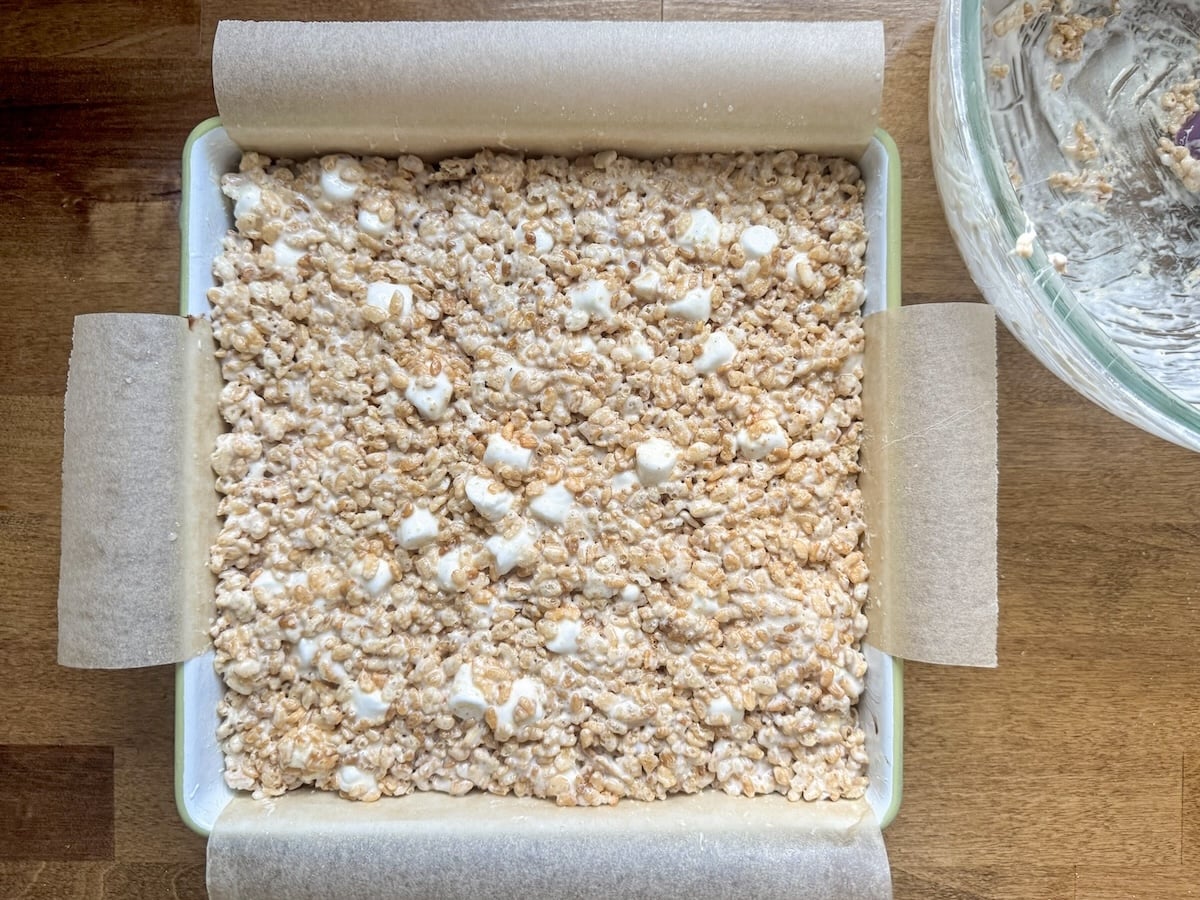 rice krispie treat mixture pressed in pan