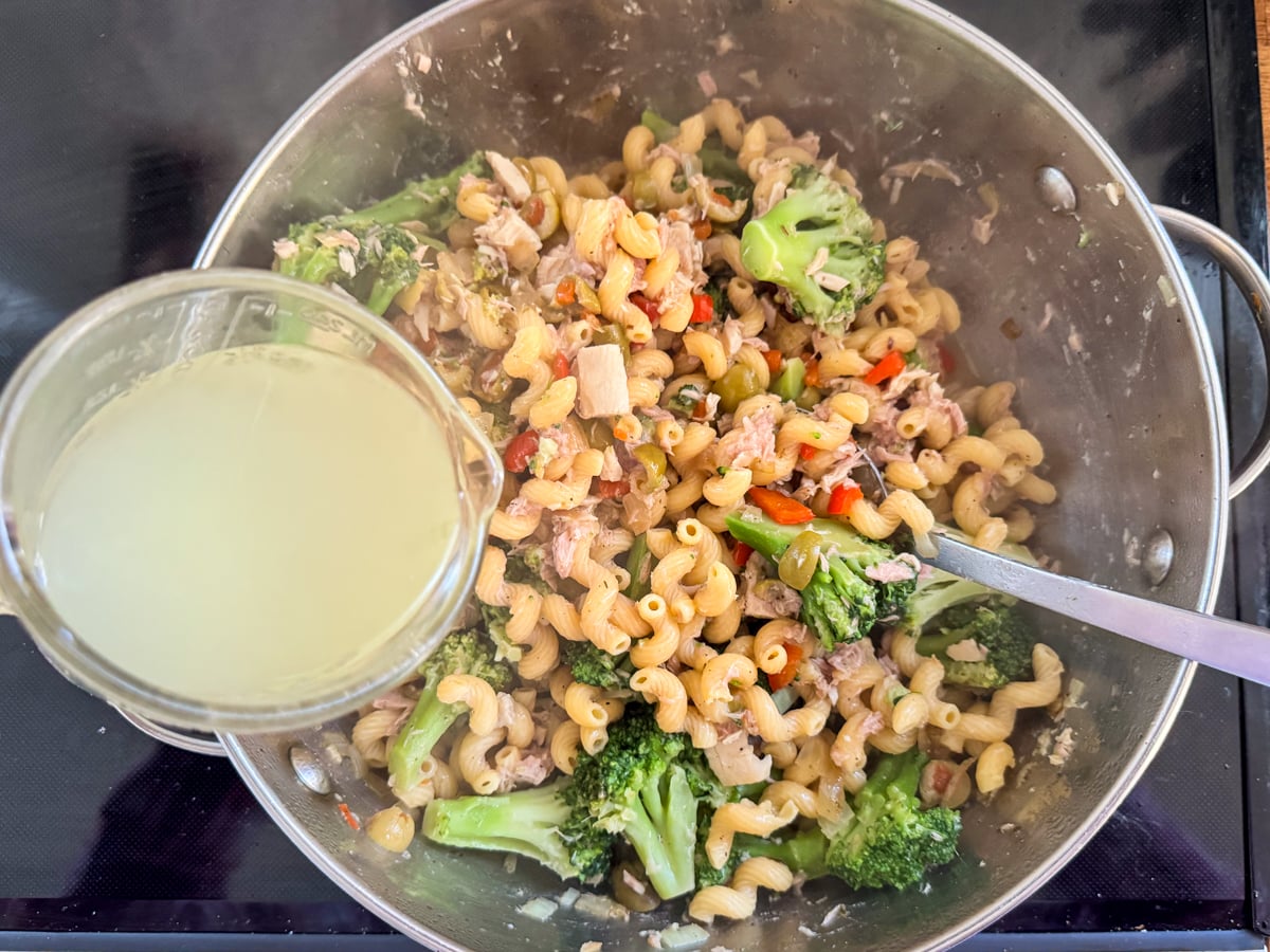 adding pasta water to tuna pasta
