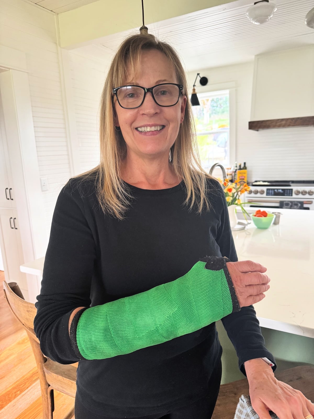 jami with a green cast on wrist