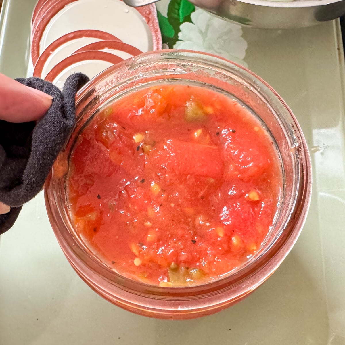 wiping jar rim for tomatoes